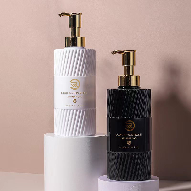 環境に優しい 500 ミリリットルフラットショルダーシャンプーシャワージェルボトル白黒ストライププレスプラスチックポンプエマルジョン包装ローション用